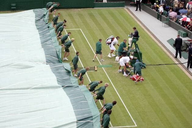 Helfer ziehen eine Regenplane über den Court - Die Spieler packen ihre Sachen zusammen Tennis Herren All England Championships 2007, Grand Slam, ATP Tour, o0 Abdeckplane, Abdeckplanen, Totale Wimbledon London Tennis Herren All England Championships 2007, Grand Slam, ATP Tour, o0 Abdeckplane, Abdeckplanen, Totale Wimbledon London