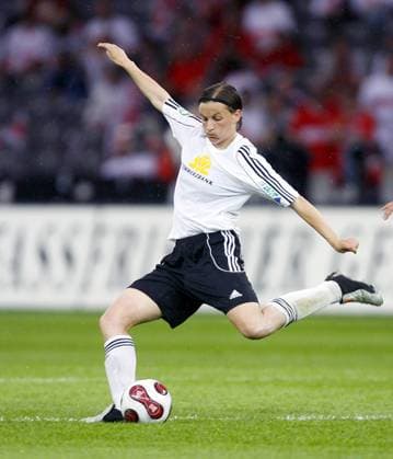 Pia Wunderlich (FFC Frankfurt) am Ball Fußball 1. BL Damen DFB Pokal 2006 2007, Pokalspiel, Pokalendspiel, Endspiel, Finale, Pokalfinale, Frauenfußball, Frauen Einzelbild Berlin Fußball 1. BL Damen DFB Pokal 2006 2007, Pokalspiel, Pokalendspiel, Endspiel, Finale, Pokalfinale, Frauenfußball, Frauen Einzelbild Berlin