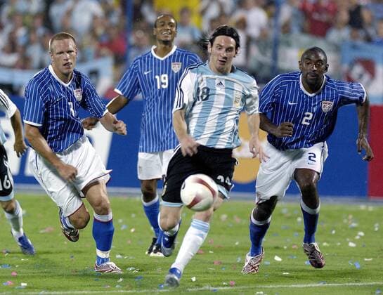 Lionel Messi (Argentinien, 2.v.re.) setzt sich gegen Marvell Wynne (re.) und Jay DeMerit (li., beide USA) durch - Fußball Länderspiel Herren Copa America 2007, Amerika, Südamerikameisterschaft, Südamerika Meisterschaft, Nationalteam Gruppe Maracaibo Dynamik, Fußball Länderspiel Herren Copa America 2007, Amerika, Südamerikameisterschaft, Südamerika Meisterschaft, Nationalteam Gruppe Maracaibo Dynamik,