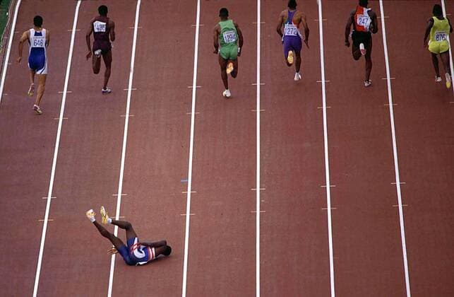 Sturz im 100m Lauf der Herren während der Olympischen Sommerspiele 1992 in Barcelona Leichtathletik OS Sommer Herren Olympische Sommerspiele 1992, Olympia, Olympiade, Spiele, Nationalmannschaft, Nationaltrikot Totale Barcelona Dynamik, Leichtathletik OS Sommer Herren Olympische Sommerspiele 1992, Olympia, Olympiade, Spiele, Nationalmannschaft, Nationaltrikot Totale Barcelona Dynamik,