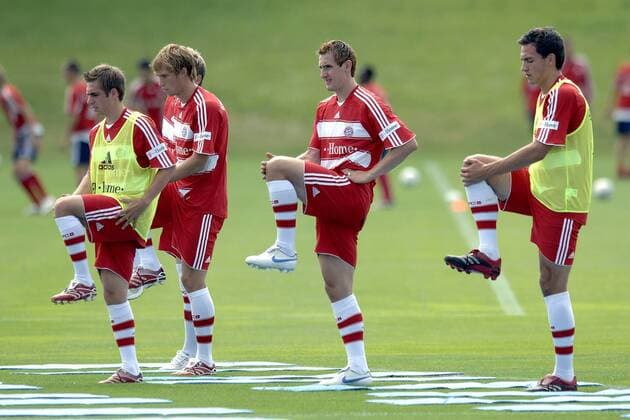 Erwärmung Bayern, v.li.: Philipp Lahm, Andreas Ottl, Miroslav Klose und Mats Hummels Fußball 1. BL Herren Saison 2007 2008, FC Bayern München, Training, Trainingsauftakt, Vorbereitung, Saisonvorbereitung Gruppe München Fußball 1. BL Herren Saison 2007 2008, FC Bayern München, Training, Trainingsauftakt, Vorbereitung, Saisonvorbereitung Gruppe München