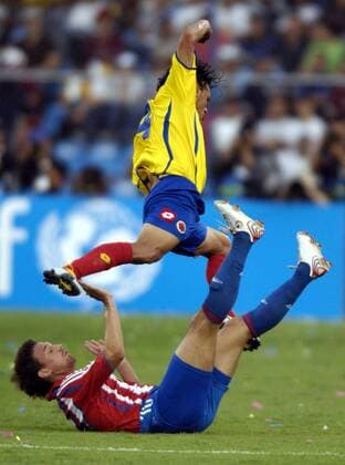Gerardo Vallejo (Kolumbien, oben) im Duell - Fußball Länderspiel Herren Copa America 2007, Amerika, Südamerikameisterschaft, Südamerika Meisterschaft, Nationalteam Einzelbild Maracaibo Dynamik, Abwehr, Höhe, Fußball Länderspiel Herren Copa America 2007, Amerika, Südamerikameisterschaft, Südamerika Meisterschaft, Nationalteam Einzelbild Maracaibo Dynamik, Abwehr, Höhe,