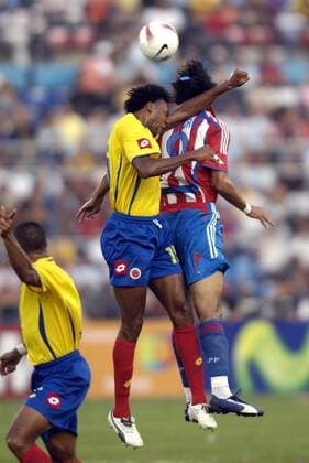 Roque Santa Cruz (Paraguay, re.) gegen John Viafara (Kolumbien) - Fußball Länderspiel Herren Copa America 2007, Amerika, Südamerikameisterschaft, Südamerika Meisterschaft, Nationalteam Gruppe Maracaibo Dynamik, Höhe, Abwehr, Anstrengung, Fußball Länderspiel Herren Copa America 2007, Amerika, Südamerikameisterschaft, Südamerika Meisterschaft, Nationalteam Gruppe Maracaibo Dynamik, Höhe, Abwehr, Anstrengung,