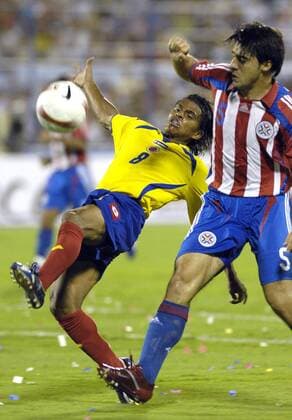 David Ferreira (Kolumbien, li.) - Duell - Fußball Länderspiel Herren Copa America 2007, Amerika, Südamerikameisterschaft, Südamerika Meisterschaft, Nationalteam Gruppe Maracaibo Dynamik, Fußball Länderspiel Herren Copa America 2007, Amerika, Südamerikameisterschaft, Südamerika Meisterschaft, Nationalteam Gruppe Maracaibo Dynamik,