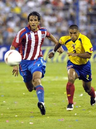 Roque Santa Cruz (Paraguay, li.) - Duell - Fußball Länderspiel Herren Copa America 2007, Amerika, Südamerikameisterschaft, Südamerika Meisterschaft, Nationalteam Gruppe Maracaibo Dynamik, Fußball Länderspiel Herren Copa America 2007, Amerika, Südamerikameisterschaft, Südamerika Meisterschaft, Nationalteam Gruppe Maracaibo Dynamik,