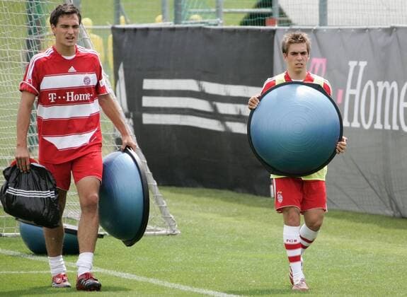 Mats Hummels (li.) und Philipp Lahm (beide Bayern) tragen die Gummikissen Fußball 1. BL Herren Saison 2007 2008, FC Bayern München, Trainingsauftakt, Training, Saisonvorbereitung, Vorbereitung Gruppe München Fußball 1. BL Herren Saison 2007 2008, FC Bayern München, Trainingsauftakt, Training, Saisonvorbereitung, Vorbereitung Gruppe München