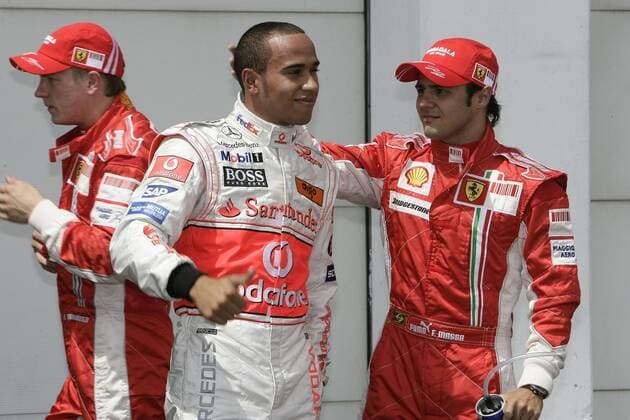 Lewis Hamilton (England McLaren Mercedes, Mitte) und Felipe Massa (Brasilien, re.) zufrieden mit Platz 2 und 1 nach dem Qualifying, Kimi Räikkönen (Finnland beide Ferrari) folgt auf dem dritten Startplatz Motorsport Grand Prix Herren Großer Preis von Frankreich 2007, Formel 1 Weltmeisterschaft, F1, F, GP, WM, Qualifiying Gruppe Magny Cours Kameradschaft, Motorsport Grand Prix Herren Großer Preis von Frankreich 2007, Formel 1 Weltmeisterschaft, F1, F, GP, WM, Qualifiying Gruppe Magny Cours Kameradschaft,