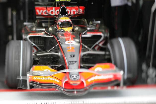 Lewis Hamilton (England McLaren Mercedes) verlässt in seinem Boliden die Box -  Motorsport Grand Prix Herren Großer Preis von Frankreich 2007, Formel 1 Weltmeisterschaft, F1, F, GP, WM, Qualifying Einzelbild Magny Cours Motorsport Grand Prix Herren Großer Preis von Frankreich 2007, Formel 1 Weltmeisterschaft, F1, F, GP, WM, Qualifying Einzelbild Magny Cours