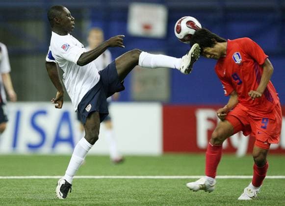 Freddy Adu (USA U20, li.) gegen Sang Ho Lee (Südkorea U20) Fußball WM Herren U 20 WM 2007, Länderspiel, Nationalteam, Nationaltrikot, USA - Südkorea 1:1, Korea Gruppe Montreal Dynamik, Kampf, Fußball WM Herren U 20 WM 2007, Länderspiel, Nationalteam, Nationaltrikot, USA - Südkorea 1:1, Korea Gruppe Montreal Dynamik, Kampf,