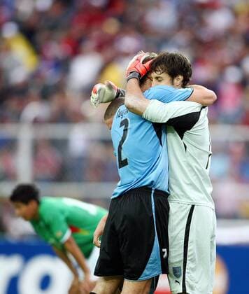 Torwart Fabian Carini (re.) und Diego Lugano (beide Uruguay) - Schlußjubel Fußball Länderspiel Herren Copa America 2007, Amerika, Südamerikameisterschaft, Südamerika Meisterschaft, Nationalteam Gruppe San Cristobal Freude, Fußball Länderspiel Herren Copa America 2007, Amerika, Südamerikameisterschaft, Südamerika Meisterschaft, Nationalteam Gruppe San Cristobal Freude,