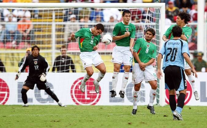 Gualberto Mojica (Bolivien, li.) wehrt den Ball ab Fußball Länderspiel Herren Copa America 2007, Amerika, Südamerikameisterschaft, Südamerika Meisterschaft, Nationalteam Gruppe San Cristobal Abwehr, Fußball Länderspiel Herren Copa America 2007, Amerika, Südamerikameisterschaft, Südamerika Meisterschaft, Nationalteam Gruppe San Cristobal Abwehr,