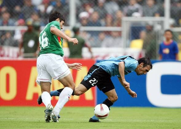 Vicente Sanchez (Uruguay, re.) gegen Ronald Raldes (Bolivien) Fußball Länderspiel Herren Copa America 2007, Amerika, Südamerikameisterschaft, Südamerika Meisterschaft, Nationalteam Gruppe San Cristobal Fußball Länderspiel Herren Copa America 2007, Amerika, Südamerikameisterschaft, Südamerika Meisterschaft, Nationalteam Gruppe San Cristobal