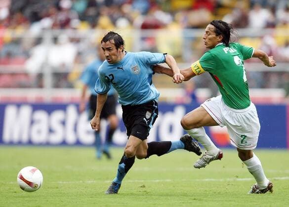 Vicente Sanchez (Uruguay, li.) gegen Juan Manuel Pena (Bolivien) Fußball Länderspiel Herren Copa America 2007, Amerika, Südamerikameisterschaft, Südamerika Meisterschaft, Nationalteam Gruppe San Cristobal Dynamik, Fußball Länderspiel Herren Copa America 2007, Amerika, Südamerikameisterschaft, Südamerika Meisterschaft, Nationalteam Gruppe San Cristobal Dynamik,