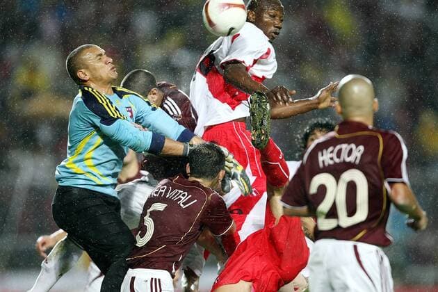 Torwart Renny Vega (Venezuela) stürzt sich ins Getümmel Fußball Herren Copa America 2007, Amerika, Südamerikameisterschaft, Südamerika Meisterschaft, Venezuela - Peru 2:0 Gruppe San Cristobal Dynamik, Kampf, Fußball Herren Copa America 2007, Amerika, Südamerikameisterschaft, Südamerika Meisterschaft, Venezuela - Peru 2:0 Gruppe San Cristobal Dynamik, Kampf,