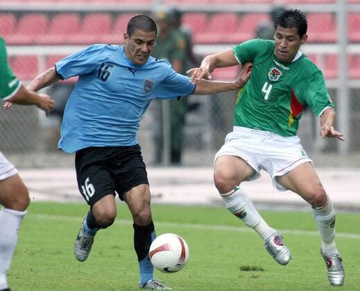 Lorgio Alvarez (Bolivien, re.) gegen Maximiliano Pereira (Uruguay) - Fußball Länderspiel Herren Copa America 2007, Amerika, Südamerikameisterschaft, Südamerika Meisterschaft, Nationalteam Gruppe San Cristobal Dynamik, Fußball Länderspiel Herren Copa America 2007, Amerika, Südamerikameisterschaft, Südamerika Meisterschaft, Nationalteam Gruppe San Cristobal Dynamik,