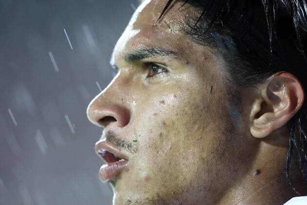Jose Paolo Guerrero (Peru) steht im Regen Fußball Länderspiel Herren Copa America 2007, Amerika, Südamerikameisterschaft, Südamerika Meisterschaft, Nationalteam Porträt San Cristobal Fußball Länderspiel Herren Copa America 2007, Amerika, Südamerikameisterschaft, Südamerika Meisterschaft, Nationalteam Porträt San Cristobal