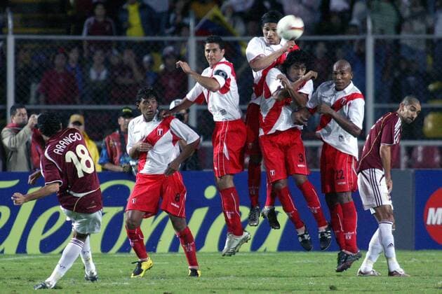 Juan Fernando Arango (Venezuela, li.) - Freistoß gegen die Mauer aus Peru, v.li.: Juan Carlos Bazalar, Claudio Pizarro, Jose Paolo Guerrero, Santiago Acasiete und John Galliquio - Fußball Länderspiel Herren Copa America 2007, Amerika, Südamerikameisterschaft, Südamerika Meisterschaft, Nationalteam Gruppe San Cristobal Dynamik, Fußball Länderspiel Herren Copa America 2007, Amerika, Südamerikameisterschaft, Südamerika Meisterschaft, Nationalteam Gruppe San Cristobal Dynamik,