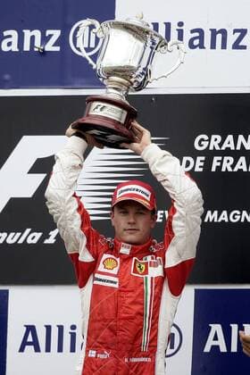 Kimi Räikkönen (Finnland Ferrari) präsentiert den Pokal für den Sieg beim GP von Frankreich 2007 Motorsport Grand Prix Herren Großer Preis von Frankreich 2007, Formel 1 Weltmeisterschaft, F1, F, GP, WM Einzelbild Magny Cours Motorsport Grand Prix Herren Großer Preis von Frankreich 2007, Formel 1 Weltmeisterschaft, F1, F, GP, WM Einzelbild Magny Cours
