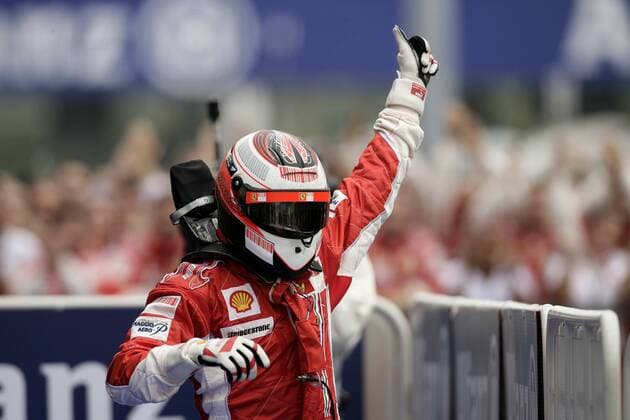 Kimi Räikkönen (Finnland Ferrari) bejubelt seinen Sieg beim GP von Frankreich 2007 Motorsport Grand Prix Herren Großer Preis von Frankreich 2007, Formel 1 Weltmeisterschaft, F1, F, GP, WM Einzelbild Magny Cours Freude, Motorsport Grand Prix Herren Großer Preis von Frankreich 2007, Formel 1 Weltmeisterschaft, F1, F, GP, WM Einzelbild Magny Cours Freude,
