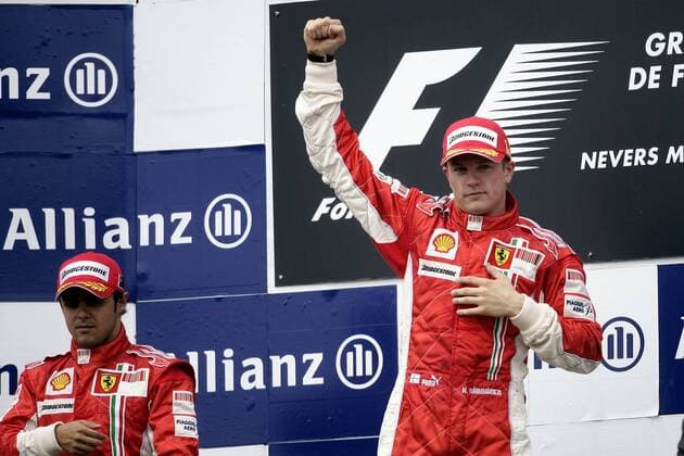 Kimi Räikkönen (Finnland, re.) bejubelt seinen Sieg beim GP von Frankreich 2007, daneben Teamkollege Felipe Massa (Brasilien beide Ferrari) Motorsport Grand Prix Herren Großer Preis von Frankreich 2007, Formel 1 Weltmeisterschaft, F1, F, GP, WM Gruppe Magny Cours Motorsport Grand Prix Herren Großer Preis von Frankreich 2007, Formel 1 Weltmeisterschaft, F1, F, GP, WM Gruppe Magny Cours