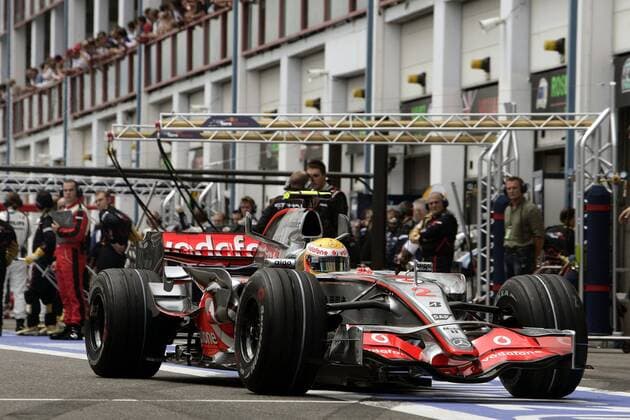 Lewis Hamilton (England McLaren Mercedes) mit seinem Boliden in der Boxengasse Motorsport Grand Prix Herren Großer Preis von Frankreich 2007, Formel 1 Weltmeisterschaft, F1, F, GP, WM Einzelbild Magny Cours Motorsport Grand Prix Herren Großer Preis von Frankreich 2007, Formel 1 Weltmeisterschaft, F1, F, GP, WM Einzelbild Magny Cours