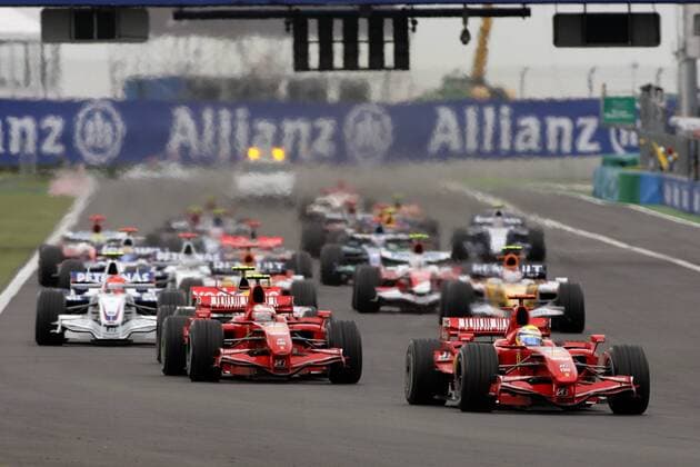 Start zum GP von Frankreich 2007 - Felipe Massa (Brasilien, re.) führt vor seinem Teamkollegen Kimi Räikkönen (Finnland beide Ferrari) das Fahrerfeld an - Motorsport Grand Prix Herren Großer Preis von Frankreich 2007, Formel 1 Weltmeisterschaft, F1, F, GP, WM Totale Magny Cours Motorsport Grand Prix Herren Großer Preis von Frankreich 2007, Formel 1 Weltmeisterschaft, F1, F, GP, WM Totale Magny Cours