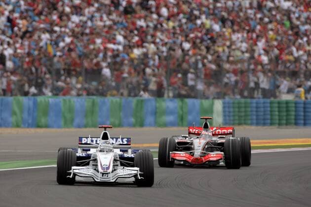 Nick Heidfeld (Deutschland BMW Sauber, li.) verfolgt von Fernando Alonso (Spanien McLaren Mercedes) - Motorsport Grand Prix Herren Großer Preis von Frankreich 2007, Formel 1 Weltmeisterschaft, F1, F, GP, WM Gruppe Magny Cours Motorsport Grand Prix Herren Großer Preis von Frankreich 2007, Formel 1 Weltmeisterschaft, F1, F, GP, WM Gruppe Magny Cours