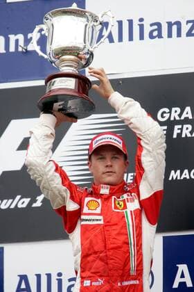 Kimi Räikkönen (Finnland Ferrari) präsentiert den Pokal für den Sieg beim GP von Frankreich 2007 - Motorsport Grand Prix Herren Großer Preis von Frankreich 2007, Formel 1 Weltmeisterschaft, F1, F, GP, WM Einzelbild Magny Cours Motorsport Grand Prix Herren Großer Preis von Frankreich 2007, Formel 1 Weltmeisterschaft, F1, F, GP, WM Einzelbild Magny Cours