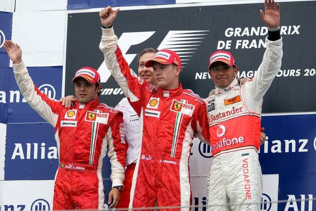 Siegerehrung GP von Frankreich 2007, v.li.: Felipe Massa (Brasilien), Technikdirektor Mario Almondo (Italien), Sieger Kimi Räikkönen (Finnland alle Ferrari) und Lewis Hamilton (England McLaren Mercedes) - Motorsport Grand Prix Herren Großer Preis von Frankreich 2007, Formel 1 Weltmeisterschaft, F1, F, GP, WM Gruppe Magny Cours Motorsport Grand Prix Herren Großer Preis von Frankreich 2007, Formel 1 Weltmeisterschaft, F1, F, GP, WM Gruppe Magny Cours