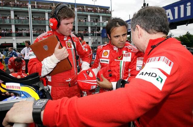 Felipe Massa (Brasilien, Mitte) bekommt von Teamchef Jean Todt (Frankreich beide Ferrari) Anweisungen - Motorsport Grand Prix Herren Großer Preis von Frankreich 2007, Formel 1 Weltmeisterschaft, F1, F, GP, WM Gruppe Magny Cours Motorsport Grand Prix Herren Großer Preis von Frankreich 2007, Formel 1 Weltmeisterschaft, F1, F, GP, WM Gruppe Magny Cours