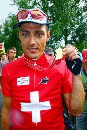 Beat Zberg (Schweiz Gerolsteiner), Schweizer Straßenmeister 2007, präsentiert die Goldmedaille Radsport LM Herren Schweizer Meisterschaft 2007, Landesmeisterschaft, Straßenradsport, Straße, Rad Einzelbild Brugg Freude, Radsport LM Herren Schweizer Meisterschaft 2007, Landesmeisterschaft, Straßenradsport, Straße, Rad Einzelbild Brugg Freude,