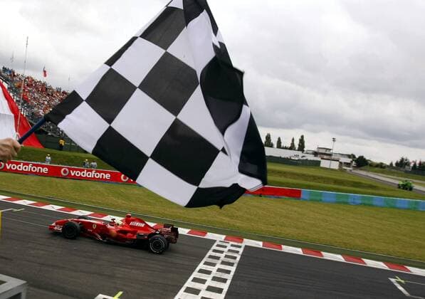 Unter der Zielflagge - Kimi Räikkönen (Finnland Ferrari) - Sieger des GP Frankreich 2007 Motorsport Grand Prix Herren Großer Preis von Frankreich 2007, Formel 1 Weltmeisterschaft, F1, F, GP, WM, Einzelbild Magny Cours Motorsport Grand Prix Herren Großer Preis von Frankreich 2007, Formel 1 Weltmeisterschaft, F1, F, GP, WM, Einzelbild Magny Cours