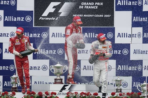 Siegerehrung GP von Frankreich 2007, v.li.: Felipe Massa (Brasilien), Sieger Kimi Räikkönen (Finnland beide Ferrari) und Lewis Hamilton (England McLaren Mercedes) bei der Sektdusche Motorsport Grand Prix Herren Großer Preis von Frankreich 2007, Formel 1 Weltmeisterschaft, F1, F, GP, WM Gruppe Magny Cours Freude, Motorsport Grand Prix Herren Großer Preis von Frankreich 2007, Formel 1 Weltmeisterschaft, F1, F, GP, WM Gruppe Magny Cours Freude,