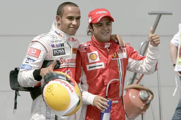 Felipe Massa (Brasilien Ferrari, re.) und Lewis Hamilton (England McLaren Mercedes) freuen sich über die Pole Position und Startplatz 2 beim GP von Frankreich 2007 Motorsport Grand Prix Herren Großer Preis von Frankreich 2007, Formel 1 Weltmeisterschaft, F1, F, GP, WM, Qualifying Gruppe Magny Cours Motorsport Grand Prix Herren Großer Preis von Frankreich 2007, Formel 1 Weltmeisterschaft, F1, F, GP, WM, Qualifying Gruppe Magny Cours