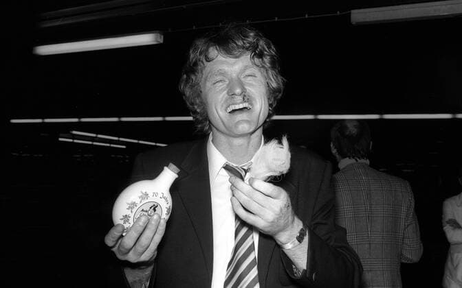 Europameister Torwart Sepp Maier (BR Deutschland) bei der Ankunft mit einem Fläschchen Schnupftabak Fußball Herren EM 1972, Nationalmannschaft, BRD Einzelbild München Fußball Herren EM 1972, Nationalmannschaft, BRD Einzelbild München