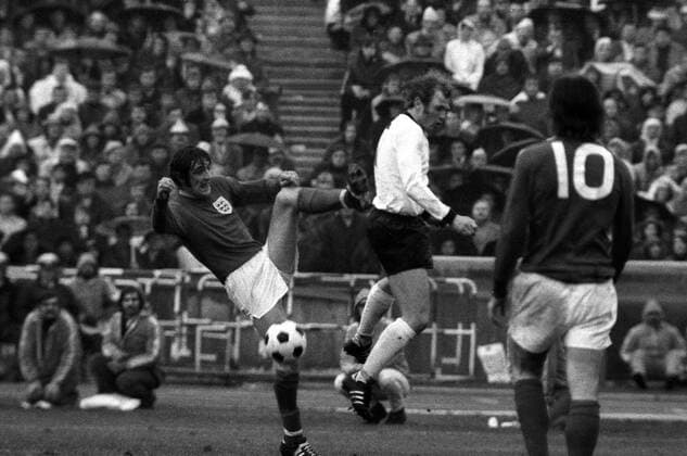Norman Hunter (England, li.) gegen Uli Hoeneß (BR Deutschland, Mitte) Fußball Länderspiel Herren EM 1972, Nationalmannschaft, Nationaltrikot, Viertelfinale, BRD - England 0:0 Gruppe Berlin Dynamik, Kampf, Fußball Länderspiel Herren EM 1972, Nationalmannschaft, Nationaltrikot, Viertelfinale, BRD - England 0:0 Gruppe Berlin Dynamik, Kampf,