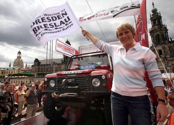 Jutta Kleinschmidt (Deutschland) startet die 13. Abenteuer Rallye Dresden Breslau 2007 Motorsport Herren Abenteuer Rallye Dresden Breslau 2007, Rallyesport, Abenteurrallye, Abenteuerrallye Amat. Amateure A Einzelbild lächeln, Wolken, wolkig, bewölkt, Himmel Dresden Freude, Motorsport Herren Abenteuer Rallye Dresden Breslau 2007, Rallyesport, Abenteurrallye, Abenteuerrallye Amat. Amateure A Einzelbild lächeln, Wolken, wolkig, bewölkt, Himmel Dresden Freude,