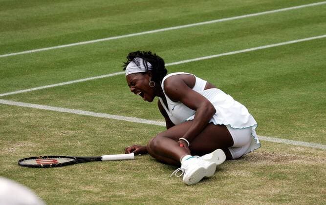 Serena Williams (USA) von Krämpfen geplagt am Boden Tennis Damen All England Championships 2007, Grand Slam, WTA Tour Einzelbild Wimbledon London Tennis Damen All England Championships 2007, Grand Slam, WTA Tour Einzelbild Wimbledon London