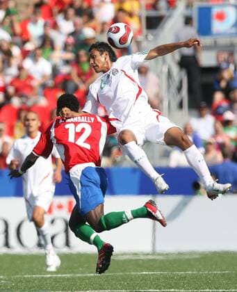 Omar Esparza (Mexiko, re.) gegen Abdoulie Mansally (Gambia U20) Fußball Länderspiel Herren U 20 WM 2007, Gruppe C, Nationalmannschaft, Nationaltrikot, Gambia U20 - Mexiko U20 Gruppe Toronto Dynamik, Kampf Fußball Länderspiel Herren U 20 WM 2007, Gruppe C, Nationalmannschaft, Nationaltrikot, Gambia U20 - Mexiko U20 Gruppe Toronto Dynamik, Kampf
