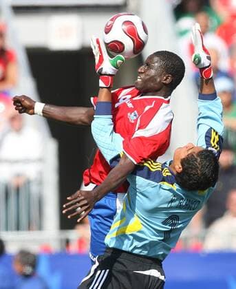 Pa Modou Jagne (Gambia U20, li.) gegen Torwart Alfonso Blanco (Mexiko U20) Fußball Länderspiel Herren U 20 WM 2007, Gruppe C, Nationalmannschaft, Nationaltrikot, Gambia U20 - Mexiko U20 Gruppe Toronto Dynamik, Kampf, Fußball Länderspiel Herren U 20 WM 2007, Gruppe C, Nationalmannschaft, Nationaltrikot, Gambia U20 - Mexiko U20 Gruppe Toronto Dynamik, Kampf,