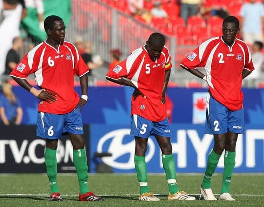 Gambia U20 enttäuscht, v.li.: Mandou Bojang, Ken Jammeh und Perre Gomez Fußball Länderspiel Herren U 20 WM 2007, Gruppe C, Nationalmannschaft, Nationaltrikot, Gambia U20 Gruppe Toronto Fußball Länderspiel Herren U 20 WM 2007, Gruppe C, Nationalmannschaft, Nationaltrikot, Gambia U20 Gruppe Toronto