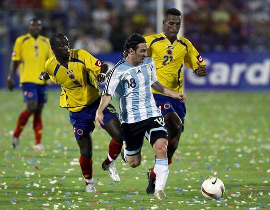 Lionel Messi (Argentinien, Mitte) gegen Javier Arizala (li.) und Jorge Banguero (beide Kolumbien) Fußball Länderspiel Herren Copa America 2007, Amerika, Südamerikameisterschaft, Südamerika, Meisterschaft, Gruppe B Gruppe Maracaibo Dynamik, Fußball Länderspiel Herren Copa America 2007, Amerika, Südamerikameisterschaft, Südamerika, Meisterschaft, Gruppe B Gruppe Maracaibo Dynamik,