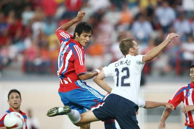 Roque Santa Cruz (Paraguay, li.) gegen Jimmy Conrad (USA) Fußball Länderspiel Herren Copa America 2007, Amerika, Südamerikameisterschaft, Südamerika, Meisterschaft, Gruppe C, Gruppe Barinas Dynamik, Fußball Länderspiel Herren Copa America 2007, Amerika, Südamerikameisterschaft, Südamerika, Meisterschaft, Gruppe C, Gruppe Barinas Dynamik,