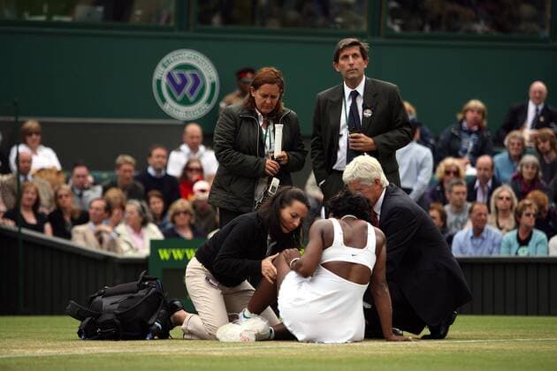 Serena Williams (USA) muss während einer Spielunterbrechung an der Wade behandelt werden Tennis Damen All England Championships 2007, WTA Tour, Grand Slam Gruppe Wimbledon London Tennis Damen All England Championships 2007, WTA Tour, Grand Slam Gruppe Wimbledon London