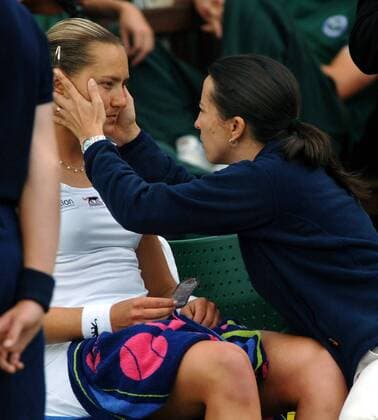 Nadia Petrova (Rußland) wird behandelt -  Tennis Damen All England Championship 2007, Grand Slam, WTA Tour Gruppe Wimbledon London Tennis Damen All England Championship 2007, Grand Slam, WTA Tour Gruppe Wimbledon London