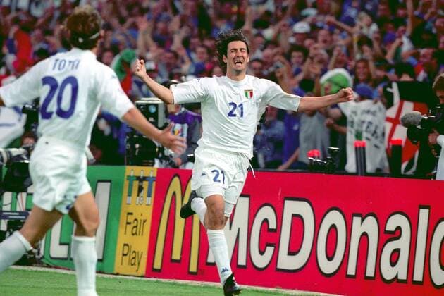 Fußball, EM Finale 2000 in Rotterdam, Frankreich - Italien 2-1 n.V. Marco Delvecchio (re.) - Torjubel, daneben F. Totti (beide Italien) Fußball Länderspiel Herren EM 2000, Nationalmannschaft, Nationaltrikot, Finale, Endspiel Gruppe Rotterdam Glück, Begeisterung, Freude, Fußball Länderspiel Herren EM 2000, Nationalmannschaft, Nationaltrikot, Finale, Endspiel Gruppe Rotterdam Glück, Begeisterung, Freude,