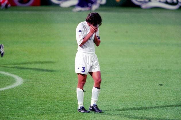 Fußball, EM Finale 2000 in Rotterdam, Frankreich - Italien 2-1 n.V. Paolo Maldini (Italien) enttäuscht Fußball Länderspiel Herren EM 2000, Nationalmannschaft, Nationaltrikot, Finale, Endspiel Einzelbild Rotterdam Enttäuschung, Verzweiflung, Fußball Länderspiel Herren EM 2000, Nationalmannschaft, Nationaltrikot, Finale, Endspiel Einzelbild Rotterdam Enttäuschung, Verzweiflung,
