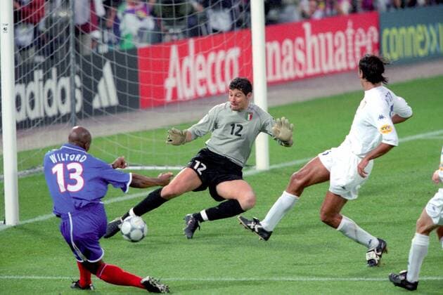 Fußball, EM Finale 2000 in Rotterdam, Frankreich - Italien 2-1 n.V. Sylvain Wiltord (Frankreich, li.) zieht ab und trifft gegen Torwart Francesco Toldo in letzter Minute zum 1:1, daneben kommt Alessandro Nesta (beide Italien) zu spät Fußball Länderspiel Herren EM 2000, Nationalmannschaft, Nationaltrikot, Finale, Endspiel, Frankreich - Italien 2:1 n.V. Gruppe Rotterdam Dynamik, Fußball Länderspiel Herren EM 2000, Nationalmannschaft, Nationaltrikot, Finale, Endspiel, Frankreich - Italien 2:1 n.V. Gruppe Rotterdam Dynamik,