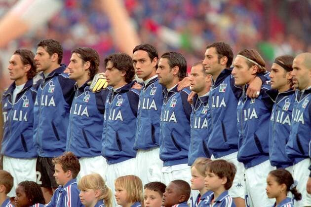 Fußball, EM Finale 2000 in Rotterdam, Frankreich - Italien 2-1 n.V. Nationalhymne Italien, v.re.: Luigi di Biagio, Fabio Cannavaro, Francesco Totti, Mark Iuliano, Gianluca Pessotto, Stefano Fiore, Alessandro Nesta, Demetrio Albertini, Marko Delvecchio, Torwart Francesco Toldo, Paolo Maldini Fußball Länderspiel Herren EM 2000, Nationalmannschaft, Finale, Endspiel Totale Rotterdam Fußball Länderspiel Herren EM 2000, Nationalmannschaft, Finale, Endspiel Totale Rotterdam
