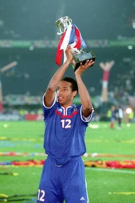 Fußball, EM Finale 2000 in Rotterdam, Frankreich - Italien 2-1 n.V. Europameister Frankreich 2000 - Thierry Henry jubelt mit dem Coupe Henri Delaunay Fußball Länderspiel Herren EM 2000, Nationalmannschaft, Nationaltrikot, Finale, Endspiel Einzelbild Rotterdam Freude, Fußball Länderspiel Herren EM 2000, Nationalmannschaft, Nationaltrikot, Finale, Endspiel Einzelbild Rotterdam Freude,